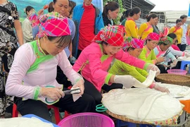 Hội thi cắt bánh phở bằng tay tại lễ hội Háu Đoong của đồng bào dân tộc Giáy ở Lai Châu. (Ảnh: Đinh Thùy/TTXVN)