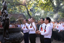 Các đại biểu dâng hương tưởng niệm anh linh các vị Vua Trần, Đức Thánh Trần. (Ảnh: Công Luật/TTXVN)