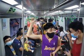 Toa tàu chật kín khách. (Ảnh: Tuấn Đức/TTXVN)