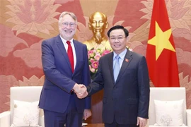 Chủ tịch Quốc hội Vương Đình Huệ tiếp Chủ tịch Ủy ban Thương mại quốc tế của Nghị viện châu Âu Bernd Lange. (Ảnh: Doãn Tấn/TTXVN)