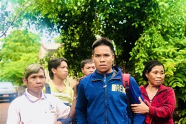 Cả làng Kloong chờ đón 5 thanh niên trở về sau khi bị lừa bán qua Campuchia. (Ảnh: Hồng Điệp/TTXVN)