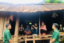 Lực lượng biên phòng đến trao trả 5 thanh niên làng Kloong cho gia đình sau khi họ bị lừa bán qua Campuchia. (Ảnh: Hồng Điệp/TTXVN)