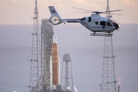 Tên lửa đẩy Artemis mang theo tàu vũ trụ Orion được đặt trên bệ phóng Launch Pad 39B ở trung tâm vũ trụ Kennedy thuộc Cape Canaveral, bang Florida (Mỹ) tháng 8/2022. (Ảnh: AFP/TTXVN)