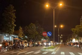 Vụ cháy khiến nhiều người có mặt tại hiện trường bàng hoàng.