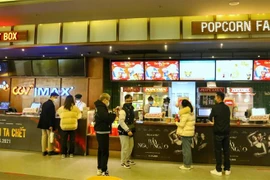Việt Nam phấn đấu doanh thu điện ảnh đạt 150 triệu USD. Trong ảnh: Khách đến mua vé xem phim. (Ảnh: Tuấn Đức/TTXVN)