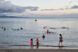 Bãi biển Bình Sơn, thành phố Phan Rang-Tháp Chàm thu hút rất đông du khách. (Ảnh: Nguyễn Thành/TTXVN)