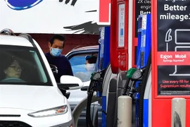 Bơm xăng cho phương tiện tại trạm xăng ở Los Angeles, California, Mỹ. (Ảnh: AFP/TTXVN)