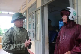 Chủ tịch UBND tỉnh Bình Định Phạm Anh Tuấn kiểm tra các địa điểm trú ẩn tập trung. (Ảnh: Sỹ Thắng/TTXVN)