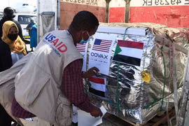 Nhân viên chuyển lô vaccine ngừa COVID-19 được viện trợ theo chương trình COVAX tại Khartoum, Sudan. (Ảnh: AFP/TTXVN)