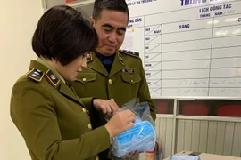 Đội Quản lý thị trường số 15 thu giữ khẩu trang không rõ nguồn gốc xuất xứ. (Ảnh: Đức Duy/Vietnam+)