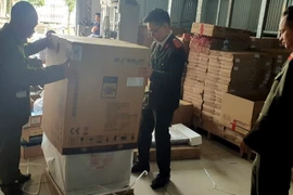 Lực lượng liên ngành kiểm tra cơ sở kinh doanh thiết bị nhà bếp. (Ảnh: Quản lý thị trường cung cấp)