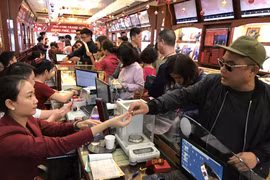 Khách hàng đang giao dịch vàng miếng. (Ảnh: Đức Duy/Vietnam+)