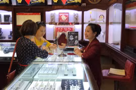 Một số doanh nghiệp điều chỉnh giá vàng SJC tới 600.000 đồng mỗi lượng phiên sáng 10/4. (Ảnh: Đức Duy/Vietnam+)