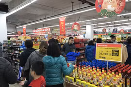 Nguồn cung hàng hóa tại các siêu thị lớn dồi dào với giá cả ổn định. (Ảnh: Vietnam+)