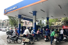 Người dân đổ xăng tại cửa hàng trực thuộc Petrolimex. (Ảnh: Đức Duy/Vietnam+)