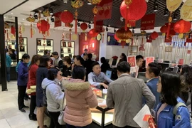 Khách hàng giao dịch vàng miếng. (Ảnh: Đức Duy/Vietnam+)