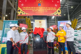Nghi thức gắn biển công trình sản xuất phân bón phức hợp từ urea nóng chảy chào mừng Đại hội Đảng bộ Tập đoàn lần III, nhiệm kỳ 2020-2025. (Ảnh: PV/Vietnam+)