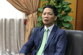 Bộ trưởng Trần Tuấn Anh trao đổi với báo chí trước thềm cuộc họp Thủ tướng với doanh nghiệp sẽ diễn ra vào ngày 9/5. (Ảnh: Đức Duy/Vietnam+)
