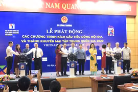Các đại biểu bấm nút phát động các Chương trình kích cầu tiêu dùng nội địa và Tháng khuyến mại tập trung quốc gia 2020. (Ảnh: Đức Duy/Vietnam+)