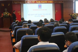 Chánh Văn phòng Trần Bình Minh giới thiệu về Bộ quy chế. (Ảnh: PV/Vietnam+)