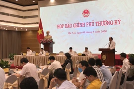 Bộ trưởng Chủ nhiệm Văn phòng Chính phủ Mai Tiến Dũng chủ trì phiên họp báo. (Ảnh: Đức Duy/Vietnam+)