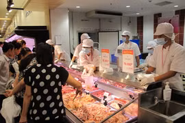Nhiều doanh nghiệp cam kết đảm bảo bình ổn giá thịt lợn trong dịp Tết. (Ảnh: Đức Duy/Vietnam+)