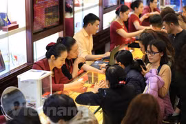 Khách hàng giao dịch vàng miếng. (Ảnh: Đức Duy/Vietnam+)