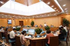 Ban Chỉ đạo phòng chống dịch COVID-19 thành phố Hà Nội họp trực tuyến với các quận, huyện. (Ảnh: PV/Vietnam+)