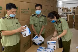 Lực lượng Quản lý thị trường Hà Nội kiểm tra khẩu trang và hàng hóa phòng chống dịch. (Ảnh: PV/Vietnam+)