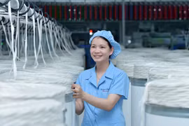 Đơn hàng của nhiều doanh nghiệp dệt may sụt giảm do ảnh hưởng bởi dịch COVID-19. (Ảnh: Đức Duy/Vietnam+)