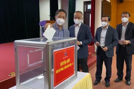 Cán bộ công nhân viên chức, người lao động của Bộ Công Thương quyên góp ủng hộ phòng chống dịch COVID-19. (Ảnh: Đức Duy/Vietnam+)