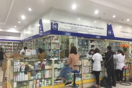 Tất cả các quầy thuốc tại Hapulico đã gỡ biển "Không bán khẩu trang, nước rửa tay, xin miễn hỏi". (Ảnh: PV/Vietnam+)