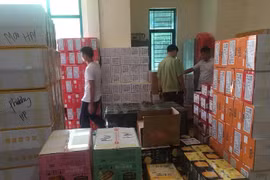 Lực lượng chức năng kiểm tra bánh trung thu. (Ảnh: PV/Vietnam+)