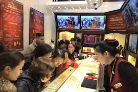 Khách hàng giao dịch vàng miếng. (Ảnh: Đức Duy/Vietnam+)