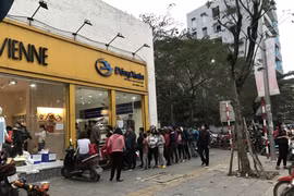 Một điểm bán hàng của Dệt Kim Đông Xuân đông kín người đứng xếp hàng chờ mua khẩu trang. (Ảnh: Đức Duy/Vietnam+)