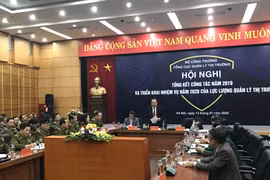 Phó Thủ tướng Trương Hòa Bình chỉ đạo tại hội nghị triển khai nhiệm vụ của lực lượng Quản lý thị trường. (Ảnh: Đức Duy/Vietnam+)