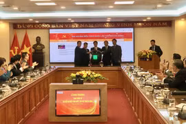 Phó Thủ tướng Vũ Đức Đam và Tổng Giám đốc TTXVN Nguyễn Đức Lợi cùng các đại biểu thực hiện nghi thức khai trương Trang thông tin Đại hội đại biểu toàn quốc lần thứ XIII của Đảng. (Ảnh: Dương Giang/ TTXVN)