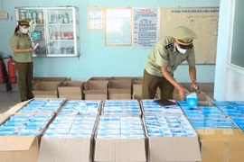 Lực lượng Quản lý thị trường tạm giữ khẩu trang chưa đủ giấy tờ hợp lệ. (Ảnh: PV/Vietnam+)