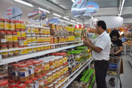 Nhiều sản phẩm khuyến mại tới 80% trong Tháng khuyến mại tập trung quốc gia. (Ảnh: Đức Duy/Vietnam+)