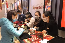 Khách hàng đang giao dịch vàng miếng. (Ảnh: Đức Duy/Vietnam+)