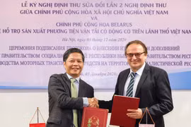 Bộ trưởng Trần Tuấn Anh và Đại sứ Vladimir Goshin tại Lễ ký kết nghị định thư về hỗ trợ sản xuất phương tiện vận tải có động cơ trên lãnh thổ Việt Nam. (Ảnh: Đức Duy/Vietnam+)