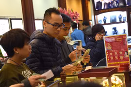 Một số doanh nghiệp thông báo tạm dừng giao dịch vàng đến ngày 15/4. (Ảnh: Đức Duy/Vietnam+)