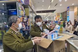 Đội Quản lý thị trường số 1 kiểm tra cơ sở bán thiết bị y tế tại HAPU tại số 1 Nguyễn Huy Tưởng, quận Thanh Xuân, Hà Nội.. (Ảnh: Đức Duy/Vietnam+)