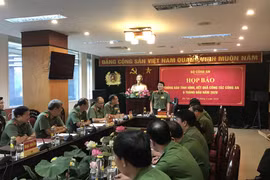 Trung tướng Lương Tam Quang, Thứ trưởng Bộ Công an đang trao đổi với báo chí. (Ảnh: Đức Duy/Vietnam+)