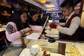 Khách hàng giao dịch vàng miếng. (Ảnh: TTXVN)