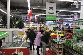 Hàng hóa tại siêu thị dồi dào có thể đáp ứng đủ nhu cầu người tiêu dùng. (Ảnh: Đức Duy/Vietnam+)
