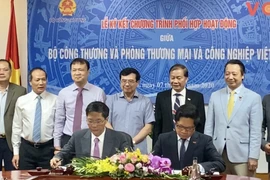 Đại diện Bộ Công Thương và VCCI tại buổi ký kết chương trình phối hợp hoạt động. (Ảnh: Đức Duy/Vietnam+)