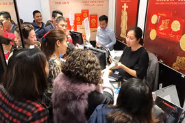 Khách hàng giao dịch vàng miếng. (Ảnh: Đức Duy/Vietnam+)