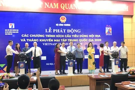 Các đại biểu bấm nút phát động các Chương trình kích cầu tiêu dùng nội địa và Tháng khuyến mại tập trung quốc gia 2020. (Ảnh: Đức Duy/Vietnam+)