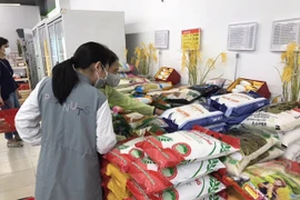 Bộ Công Thương yêu cầu bảo đảm cung ứng nhu yếu phẩm cho người dân thường xuyên, liên tục, giảm mật độ người mua đến từng điểm bán. (Ảnh: Đức Duy/Vietnam+)
